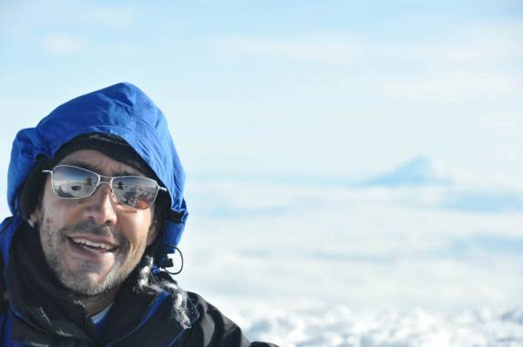 No cume do Chimborazo, com o Cotopaxi ao fundo (Equador)